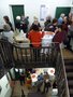 Viele Menschen, die sich anlässlich des Jahresempfangs im Treppenhaus des Selbsthilfezentrum München aufhalten. Die Menschen essen und trinken gemeinsam 