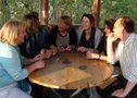 6 Menschen sitzen gemeinsam um einen runden Tisch. Unter den 6 Menschen befindet sich Frau Mirjam Unverdorben-Beil (Ressortleitung Gesundheitsselbsthilfe im SHZ) und Herr Grothe-Bortlki (Geschäftsführer im SHZ)