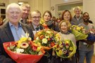 Die mit der Urkunde "München Dankt" geehrtern stehen zusammen und halten jeweils einen Blumenstrauß in der Hand