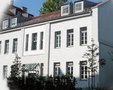 Das Haus des Selbsthilfezentrum München von Außen. Ein weißes, zweistöckiges Haus mit Bäumen davor. Das Haus befindet isch in der Westendstraße 68 in München