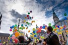 bunte Luftballons steigen in den bewölkte Himmel am Münchner Marienplatz